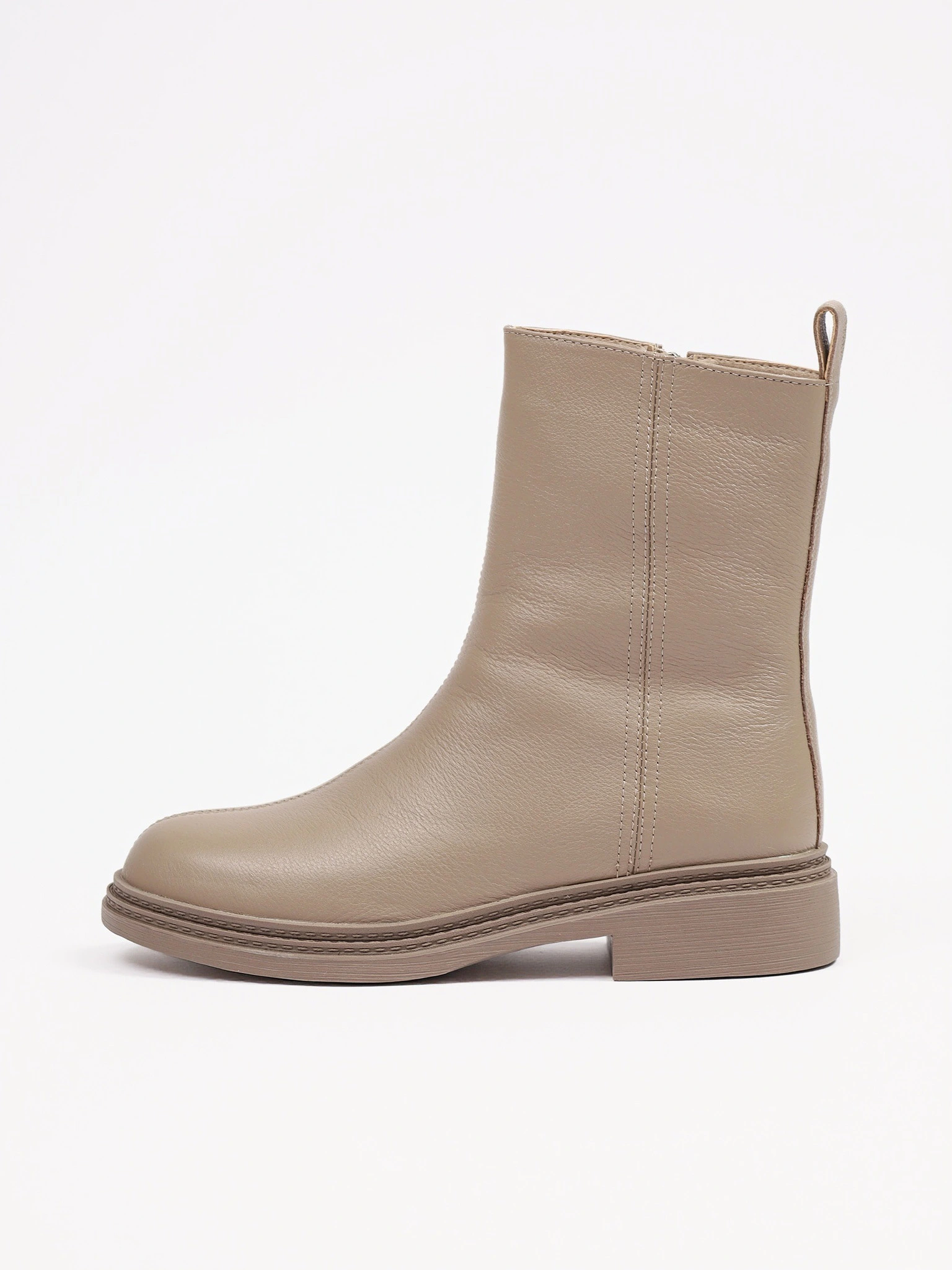 Ботинки серого цвета на среднем широком каблуке